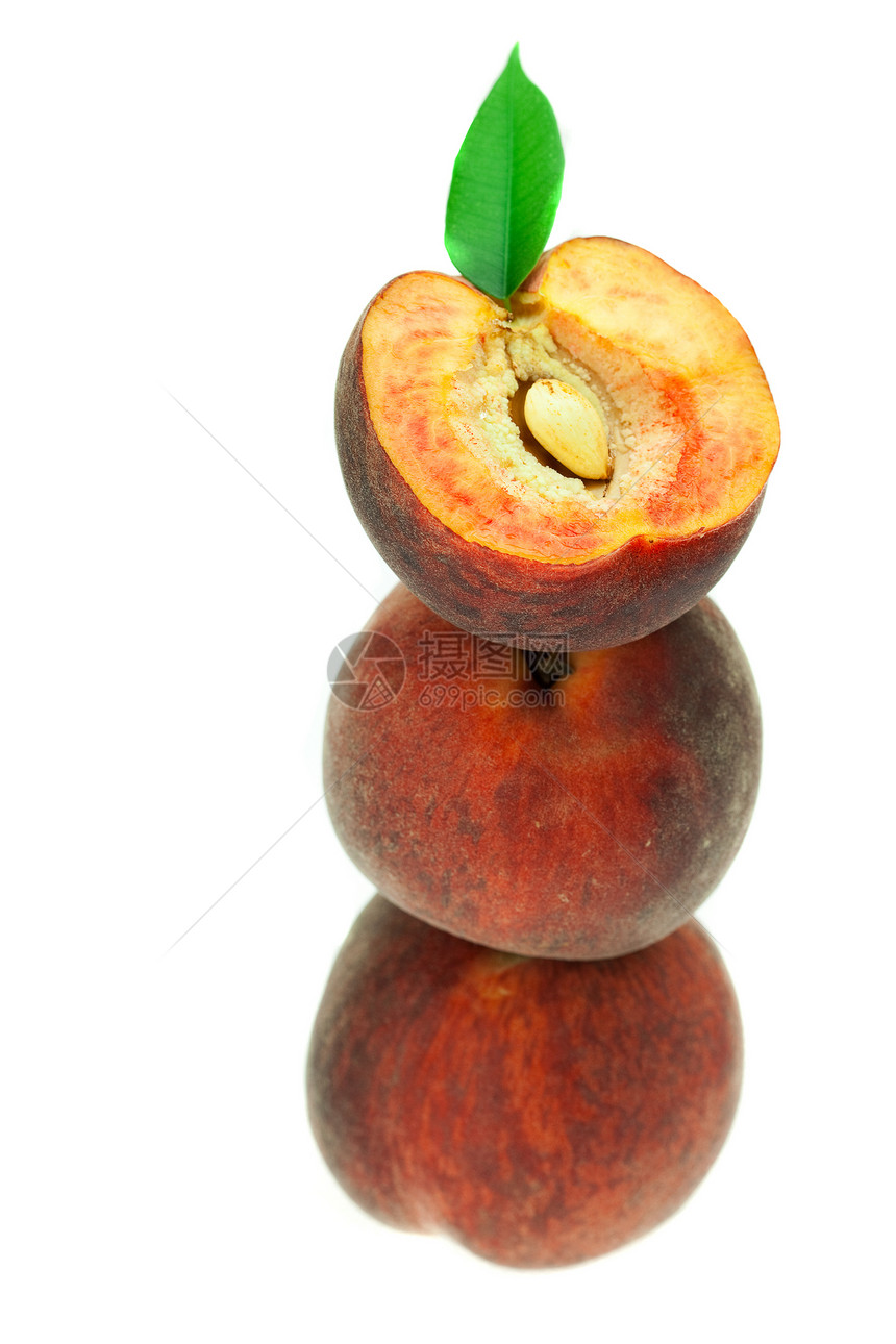 纯熟的桃子 白纸上隔离着绿叶橙子水果叶子红色食物绿色美食茶点阴影圆圈图片