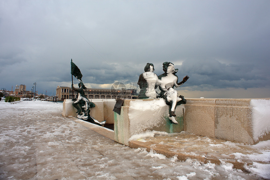 下雪的里雅斯特游客银行女裁缝女性旅行季节天气青铜文化旅游图片