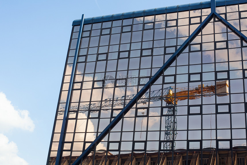 建筑物窗户中反射出的云建筑城市贸易办公室高楼玻璃网格多云起重机蓝色图片
