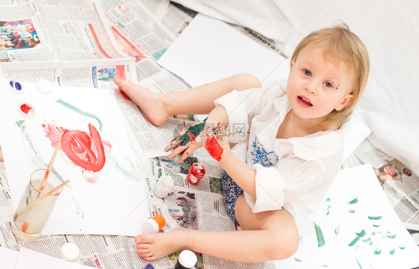 喜悦的孩子在报纸上画画创造力婴儿绘画愿望童年乐趣课堂幸福沉思学校图片