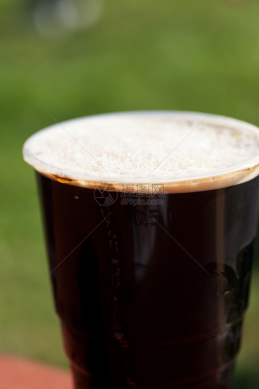 桌上的黑啤酒杯托盘庆典玻璃琥珀色餐厅酒精酒吧啤酒金子木头图片