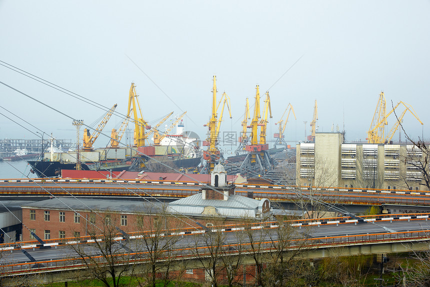 敖德萨货运港起重机运作机器释放绞刑架运输工艺货运工作海岸线图片
