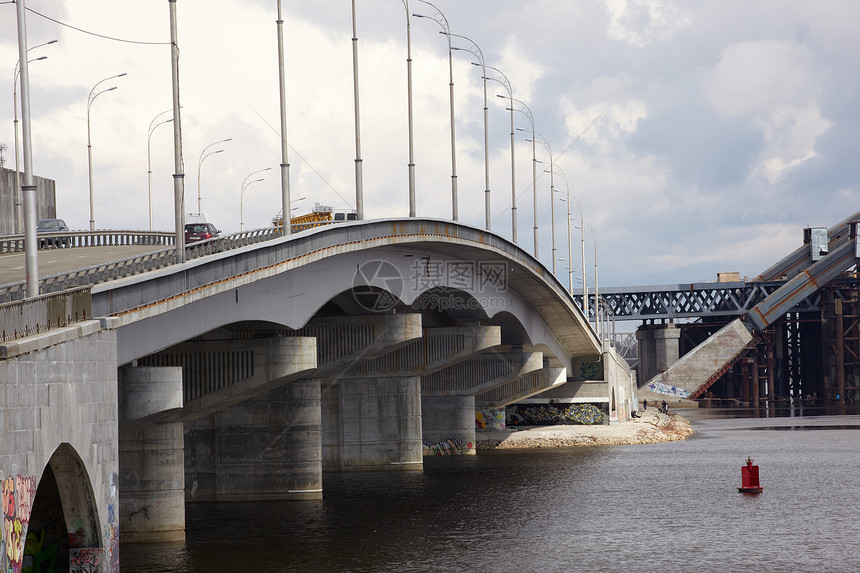 基辅桥梁建筑技术支撑汽船蓝色旅行沉降城市海岸线汽艇运输图片