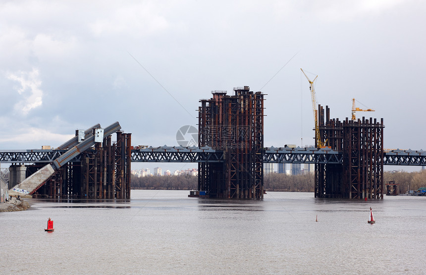 基辅桥梁建筑起重机小路海岸城市旅行发动机漂浮支撑天空海岸线图片