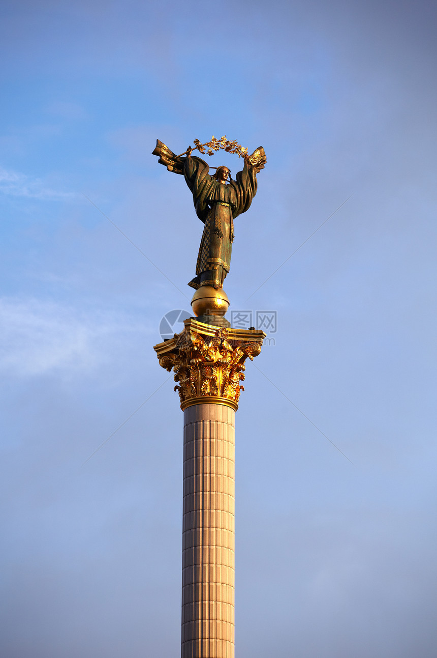 基辅独立广场一栏天空纪念碑首都艺术遗产正方形旅行旅游葶苈柱子图片