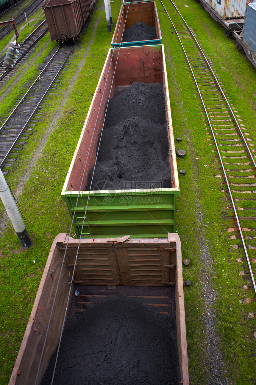 配煤粉的货运车煤炭旅行灰尘进口铁路草地火车地面工业出口图片