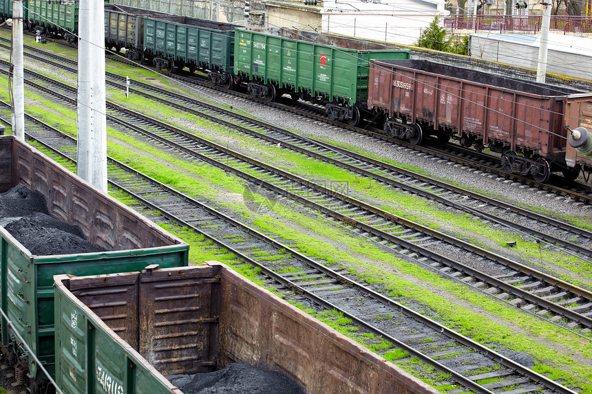 配煤粉的货运车火车草地铁路工业运输地面出口商品煤炭进口图片