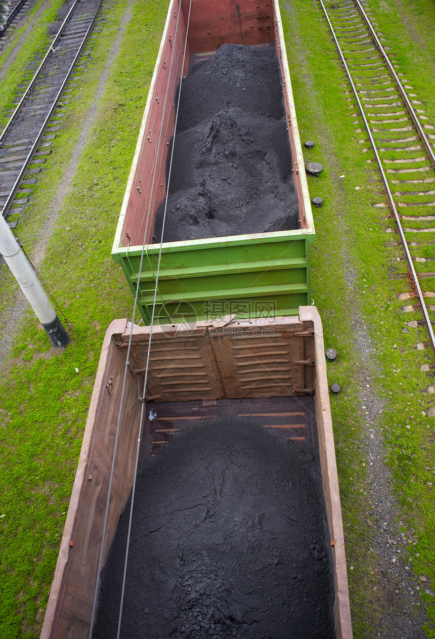 配煤粉的货运车商品铁路煤炭进口灰尘工业出口草地地面旅行图片