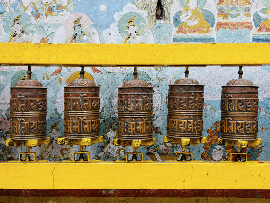 加德满都的祈祷轮青铜祝福传统宗教文化旋转蓝色金属精神佛塔图片