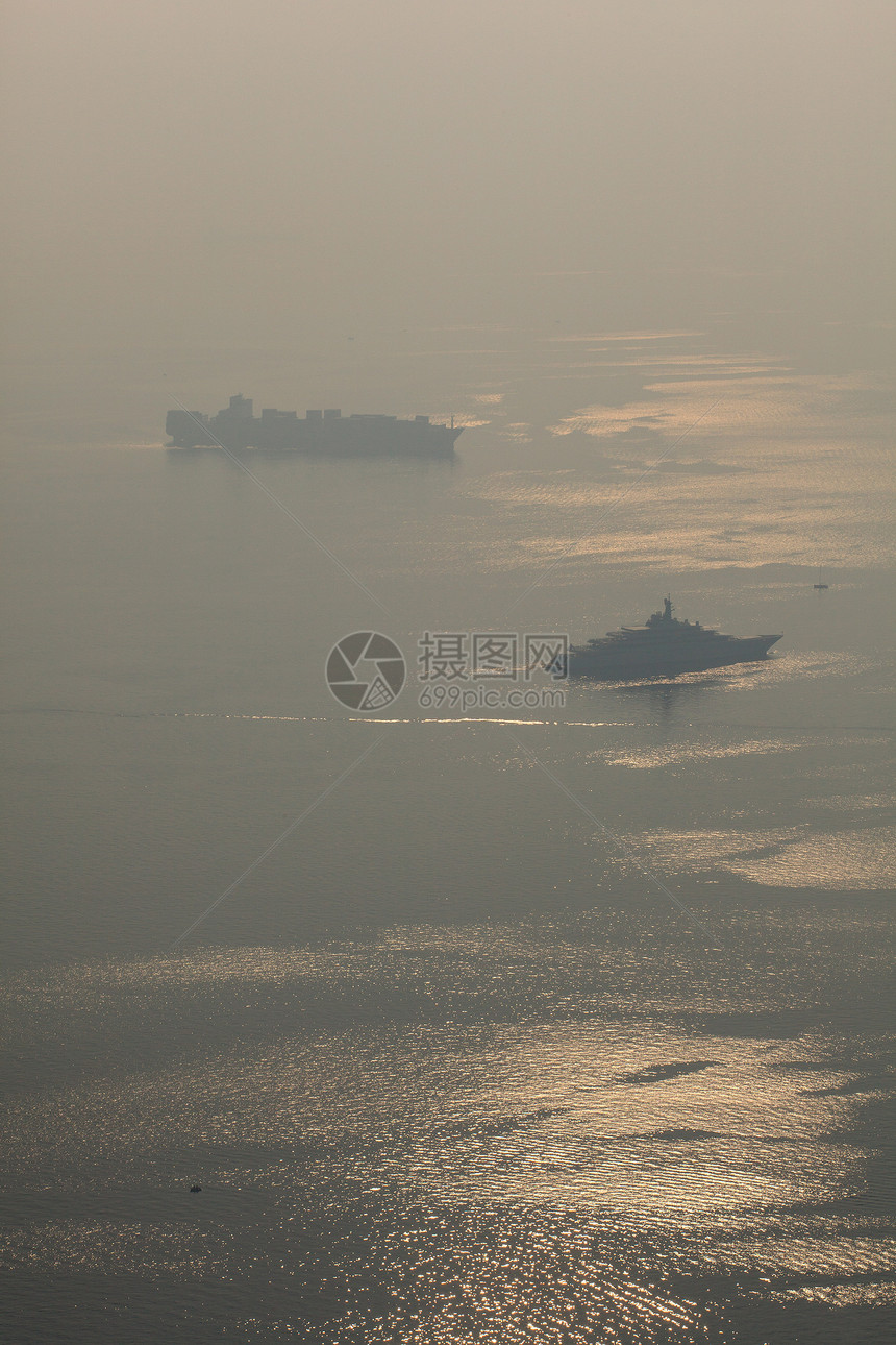 海上船舶反思日落导航薄雾太阳多云港口图片
