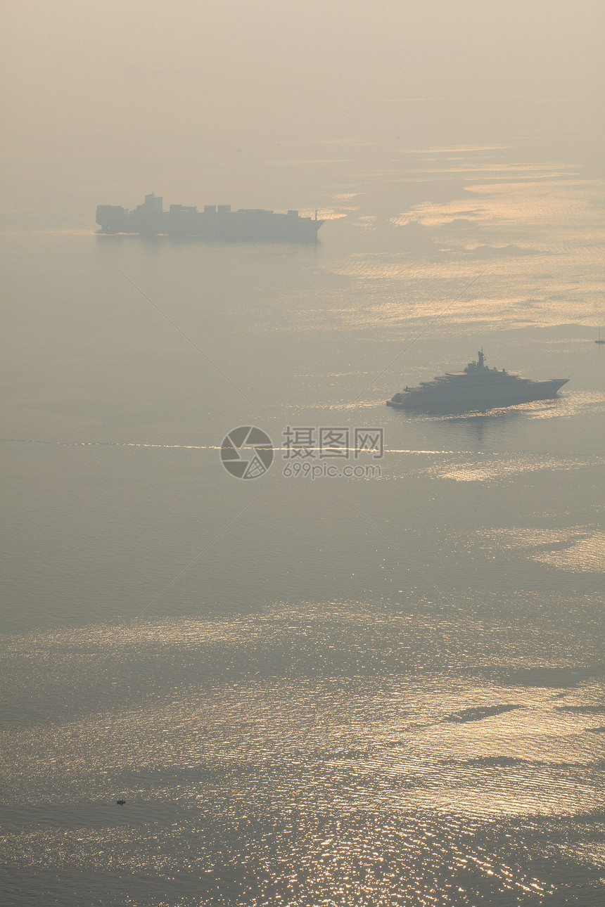 海上船舶港口导航日落薄雾反思太阳多云图片
