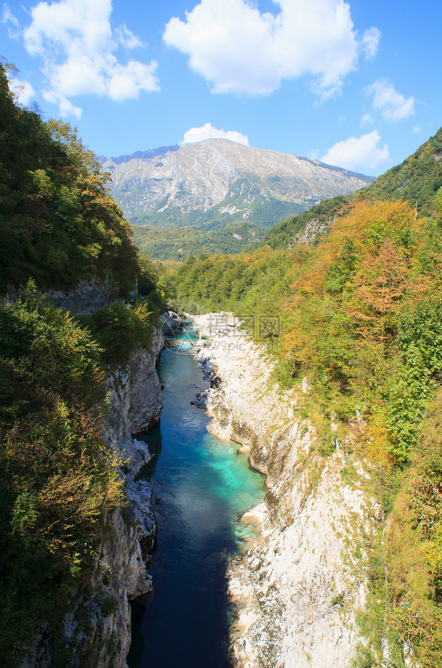 斯洛文尼亚索卡河岩石河水绿色河岩爬坡荒野山脉自然景观石头河岸图片