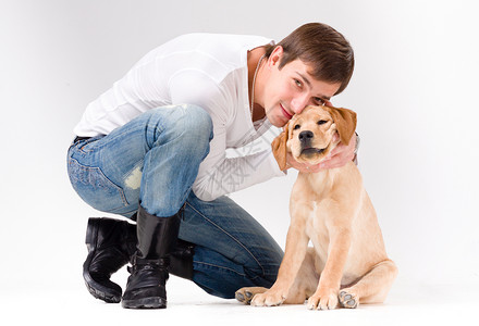 长着狗的帅哥乐趣幸福男性感情朋友们宠物拥抱动物友谊工作室快乐的高清图片素材