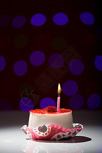生日蛋糕黄色绿色蜡烛派对蓝色橙子食物庆典火焰小雨背景图片
