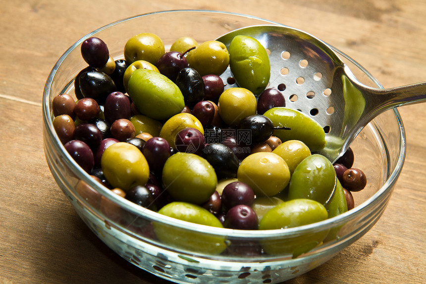 绿橄榄和黑橄榄油壶食物植物盘子陶器健康生活液体陶瓷午餐营养图片
