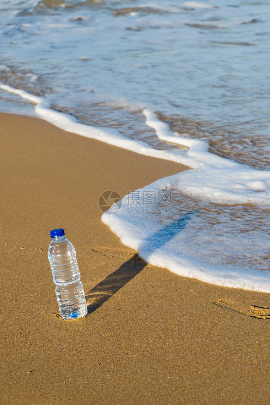 沙滩上的瓶子晴天支撑饮料海滩海岸塑料波浪补水水合物图片
