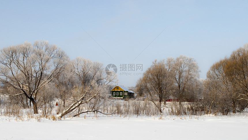 冬季农村景观房子国家雪堆漂移阴霾季节薄雾村庄天气图片
