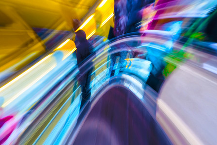 时间旅行者旅行速度蓝色黄色运动效果照明光线缩放红色背景图片