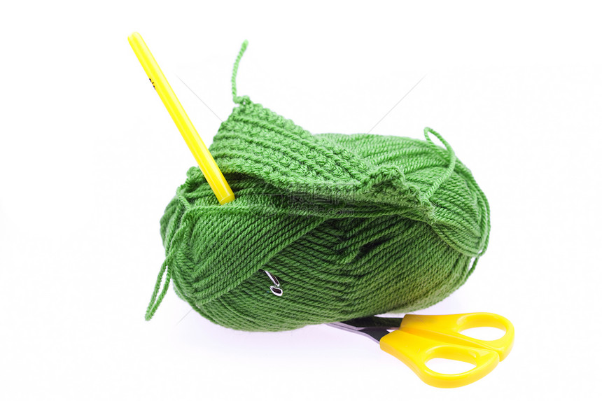 白上隔离的剪剪刀和编织钩绿色羊毛活动活力编织物裁缝工艺物品白色宏观图片