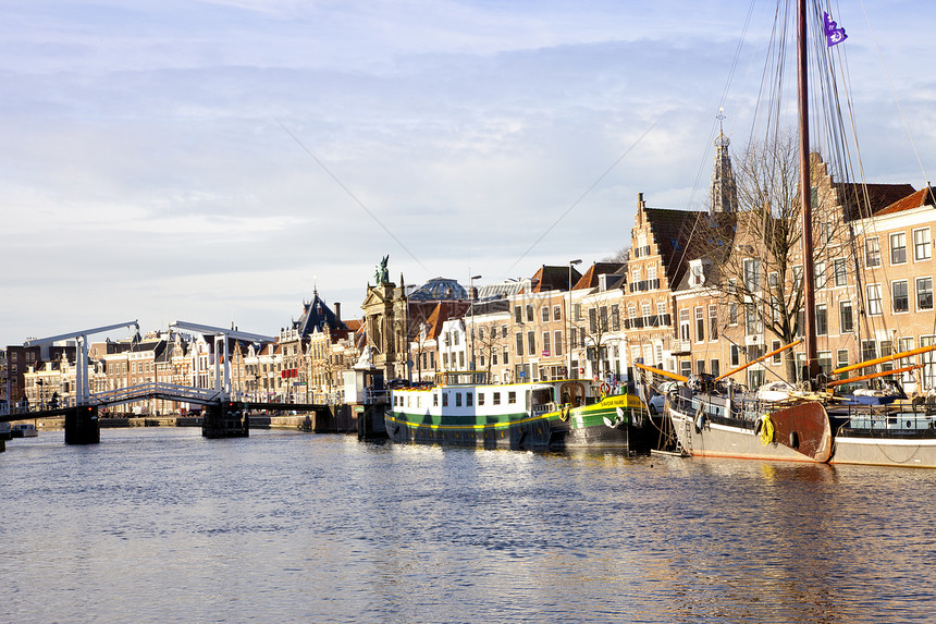 荷兰哈勒姆的老桥 船只和教堂在荷兰运河旁观图片