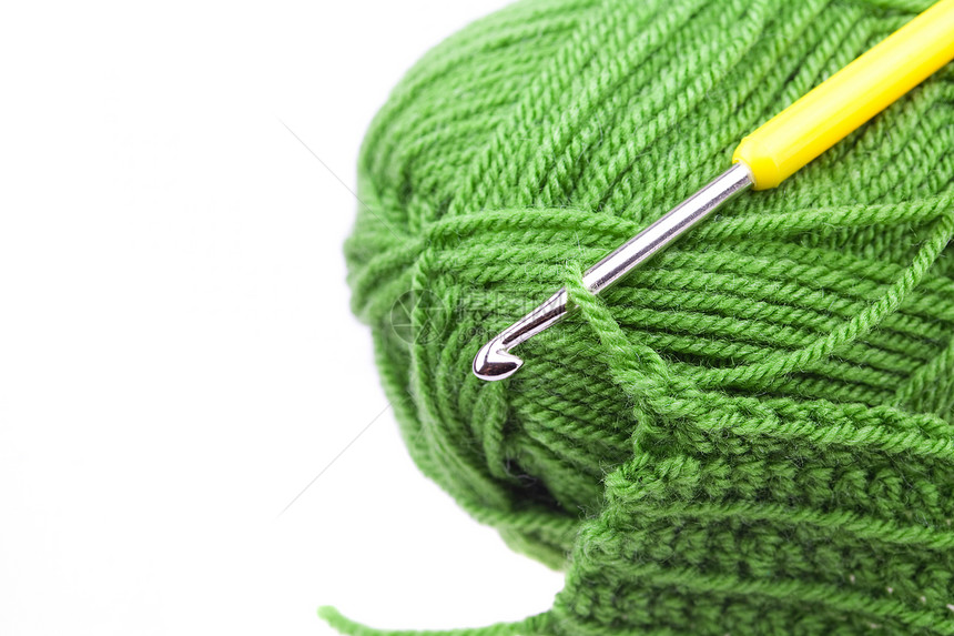 白纸上孤立的羊毛 编织针钩和编织片绿色白色幽默细绳针织纺织品钩针宏观工艺圆圈图片