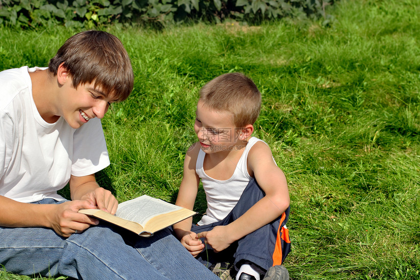青少年和儿童阅读书夫妻男性幸福朋友们草地兄弟快乐指导喜悦青春期图片