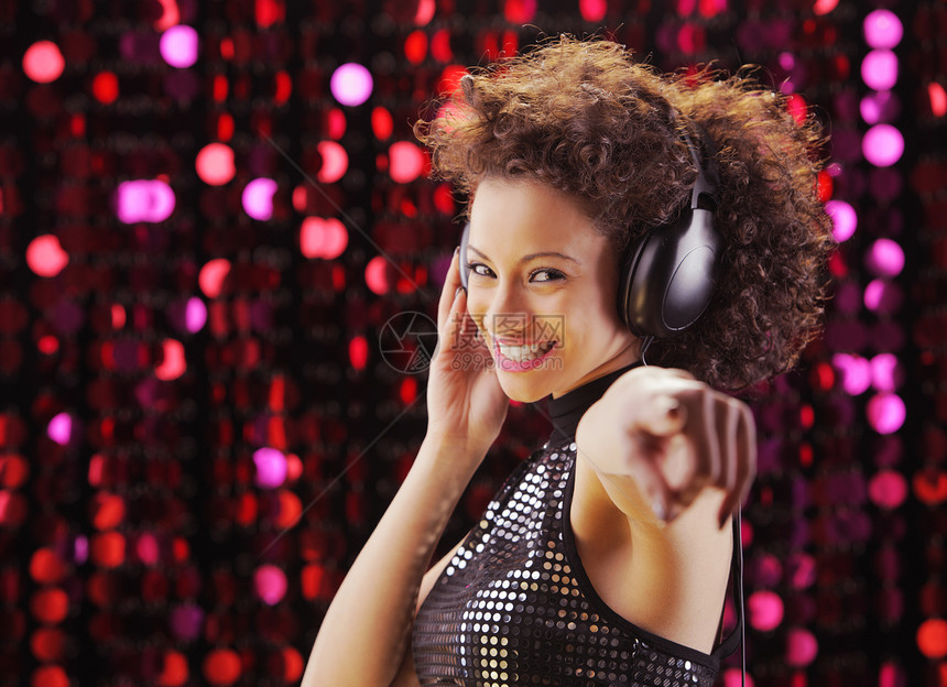 享受音乐微笑青少年乐趣女子音频耳机听力女孩设备夜店图片