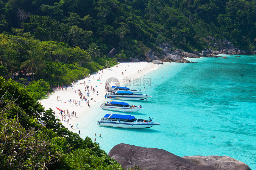 泰国西米兰岛海滩上的观光游客图片