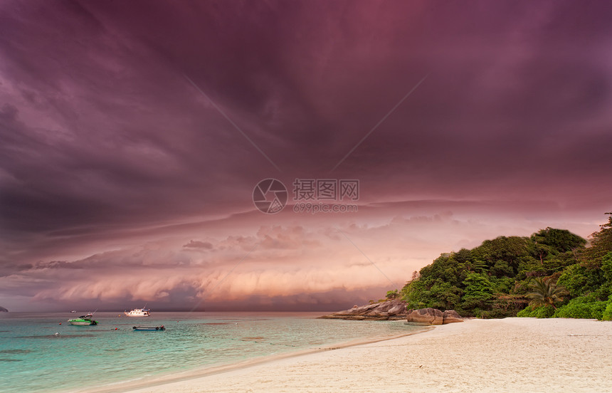 泰国暴风雨前日落时桑迪海滩图片