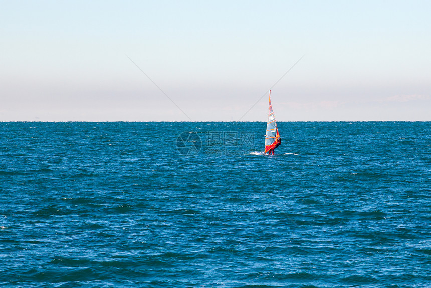 里雅斯特海中的风景蓝色运动男人活动运动员海浪反射漂浮阳光冲浪者图片
