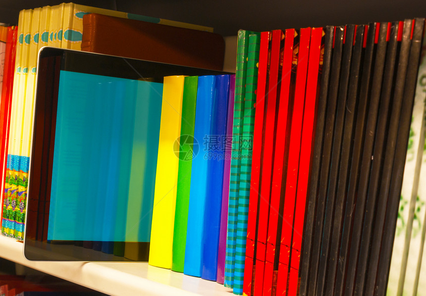 彩色书籍和电子图书阅读器行列电脑教科书教育平板数字化药片书店阅读展示工具图片