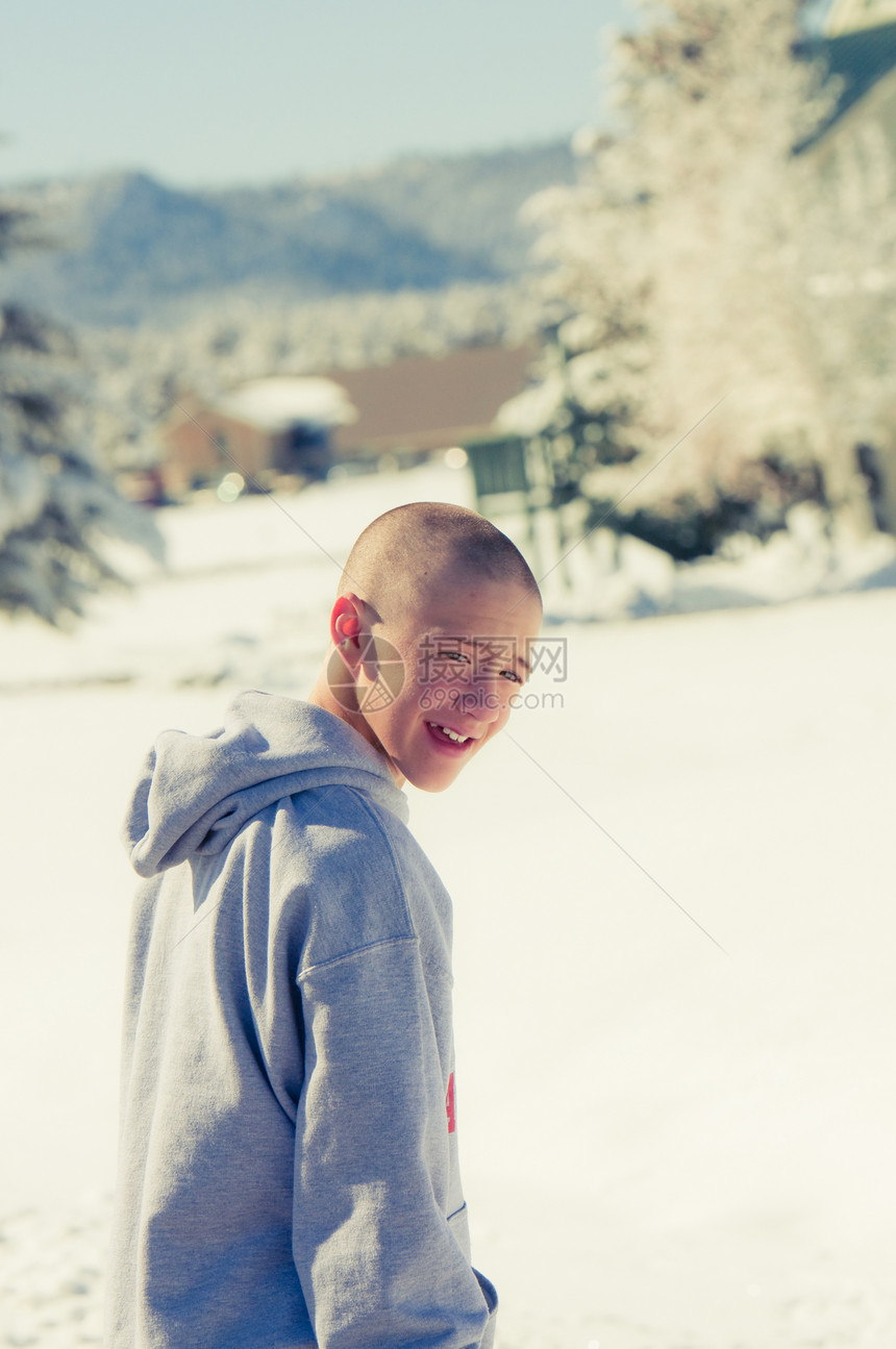 白雪中快乐的秃头男孩图片