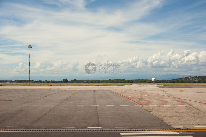 里雅斯特机场跑道指示牌技术引擎后勤旅游航空飞机场飞机飞行图片