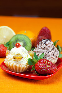 柠檬 麦当林 基维 蛋糕和草莓甜点巧克力飞碟食物糕点织物奶油水果叶子美食背景图片