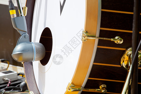 横笛和鼓隔离在白色打击乐器高清图片