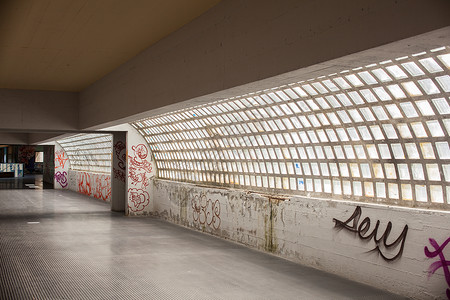隧道荧光情绪字法涂鸦车站摄影背景图片