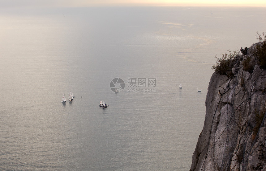 游艇悬崖赛车水手们天气岩石训练风帆太阳日落帆板图片