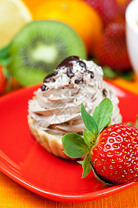 柠檬 麦当林 基维 蛋糕和草莓织物早餐食物盘子餐具浆果糕点飞碟奇异果巧克力背景图片