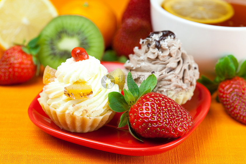 柠檬 莱蒙茶 曼丹丹林 基维 蛋糕和草莓早餐橙子杯子坚果奇异果浆果水果叶子奶油甜点图片