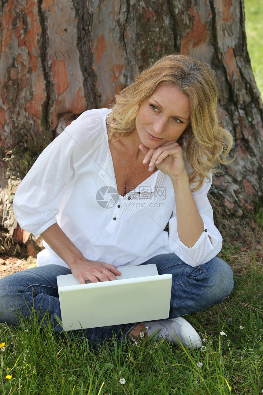 在公园使用膝上型电脑的妇女女士花园闲暇晴天女性中年人头发笔记本成人思维图片