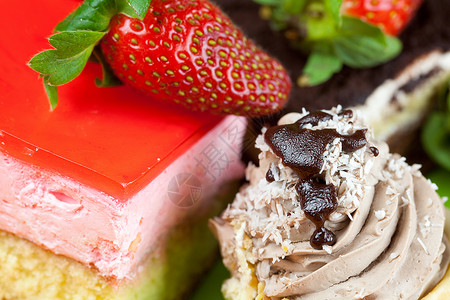 橙色织物上躺着的草莓和蛋糕杯子糖果液体飞碟水果巧克力坚果食物柠檬奇异果背景图片