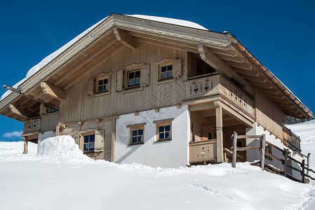 福拉尔贝格美丽的滑雪小屋建筑学阳光假期小木屋游客蓝色地质学建筑房子景观背景