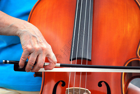 女大提琴手女性独奏讲师老师大提琴成人音乐家乐器演员女士背景图片