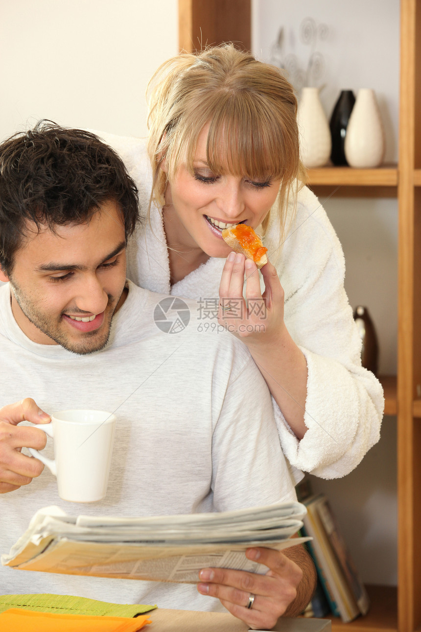 年轻快乐的夫妇吃早餐图片