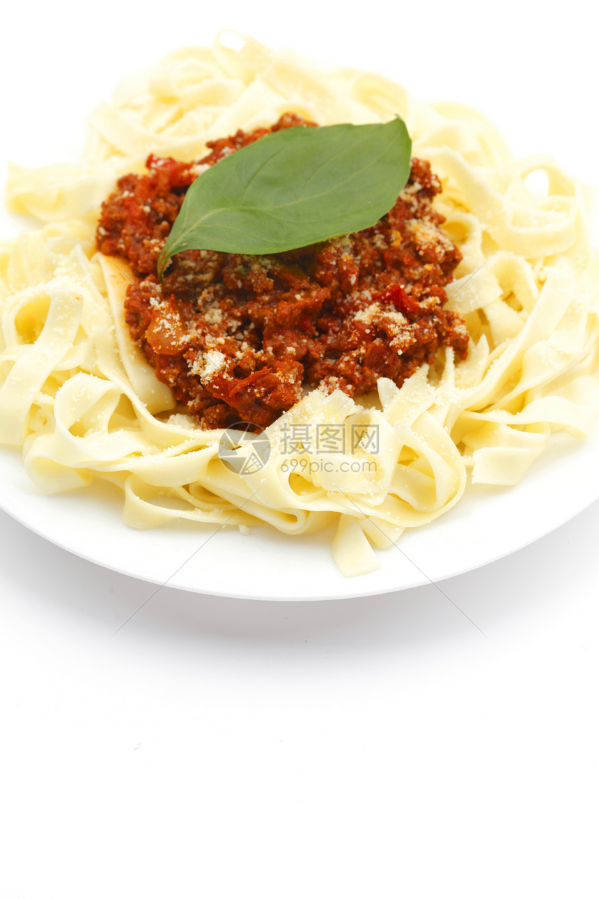 白色盘子上的意大利面香水食物美食营养餐厅面条糖类牛肉香肠草本植物蔬菜图片