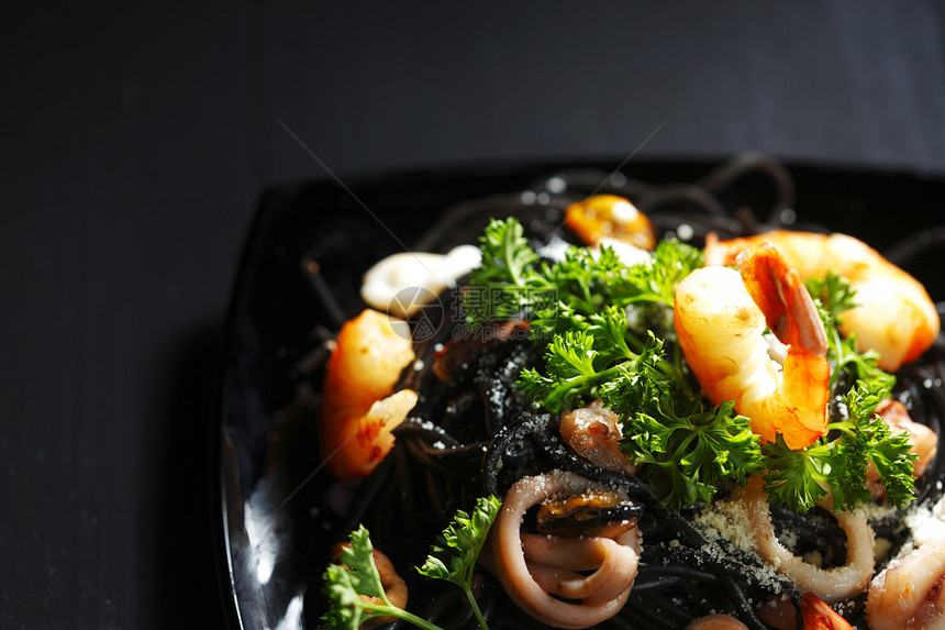 黑意面加海鲜食物沙拉叶子胡椒餐厅香料美食面条墨水蔬菜图片