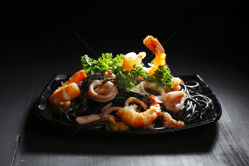 黑意面加海鲜食物午餐盘子桌子大虾墨水蔬菜香菜沙拉叶子图片