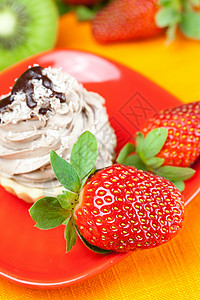 柠檬 麦当林 基维 蛋糕和草莓坚果美食糖果餐具液体浆果水果奇异果食物织物背景图片