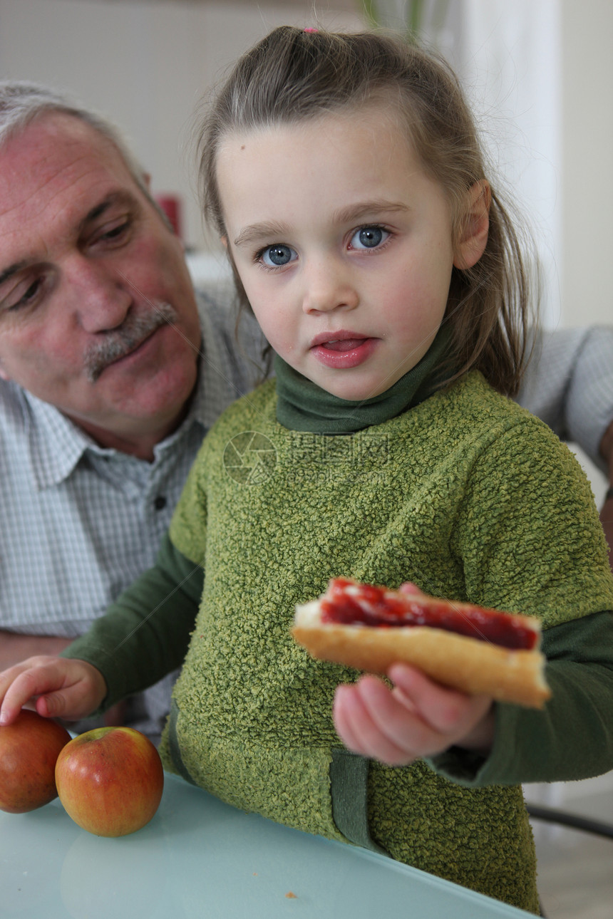 小女孩和爷爷吃三明治的外公图片