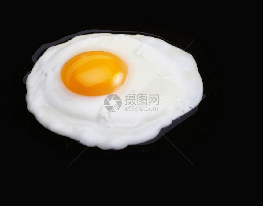 黑色煎蛋黄色平底锅阳面油炸食物烹饪煎锅白色图片